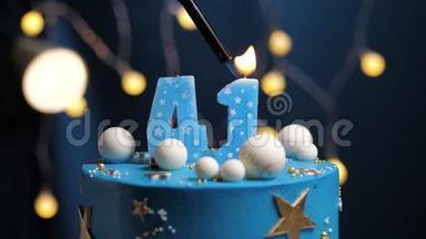 生日蛋糕数字<strong>41</strong>星天和月的概念，<strong>蓝色</strong>蜡烛是火的打火机，然后吹出来。 复制空间